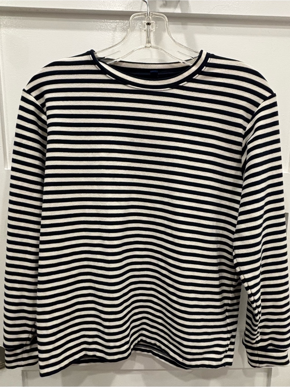 Uniqlo Women's Black and Navy Blue Striped Long Sleeve Tee